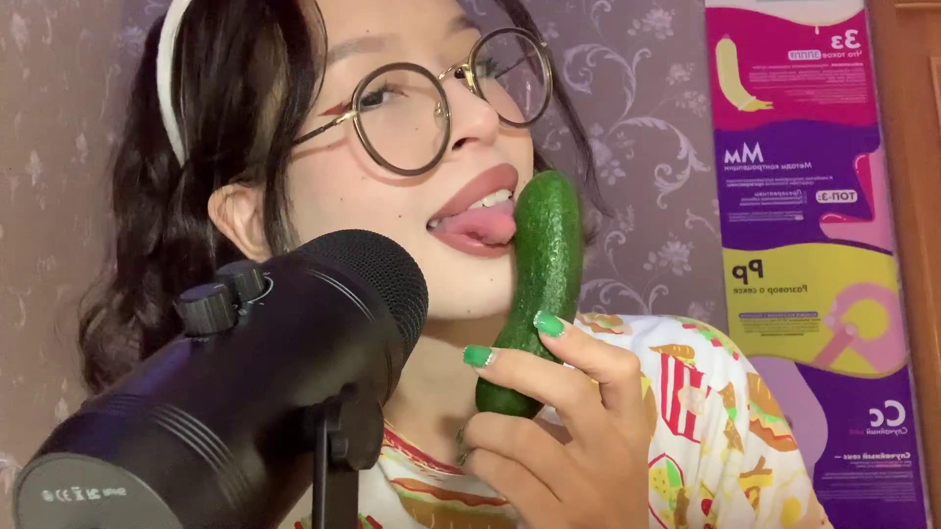 [Leezy Bunny] Cucumber Suck[00-00-33][20230602-213421686].jpg