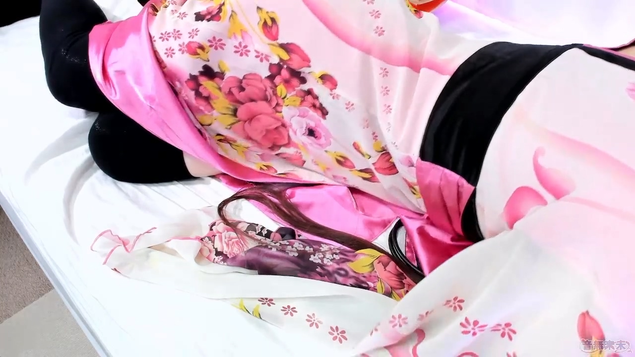 【メンバー限定】ピンクの和柄ドレスで今年最後の甘々耳舐め.mp4_20250101_184856.940.jpg